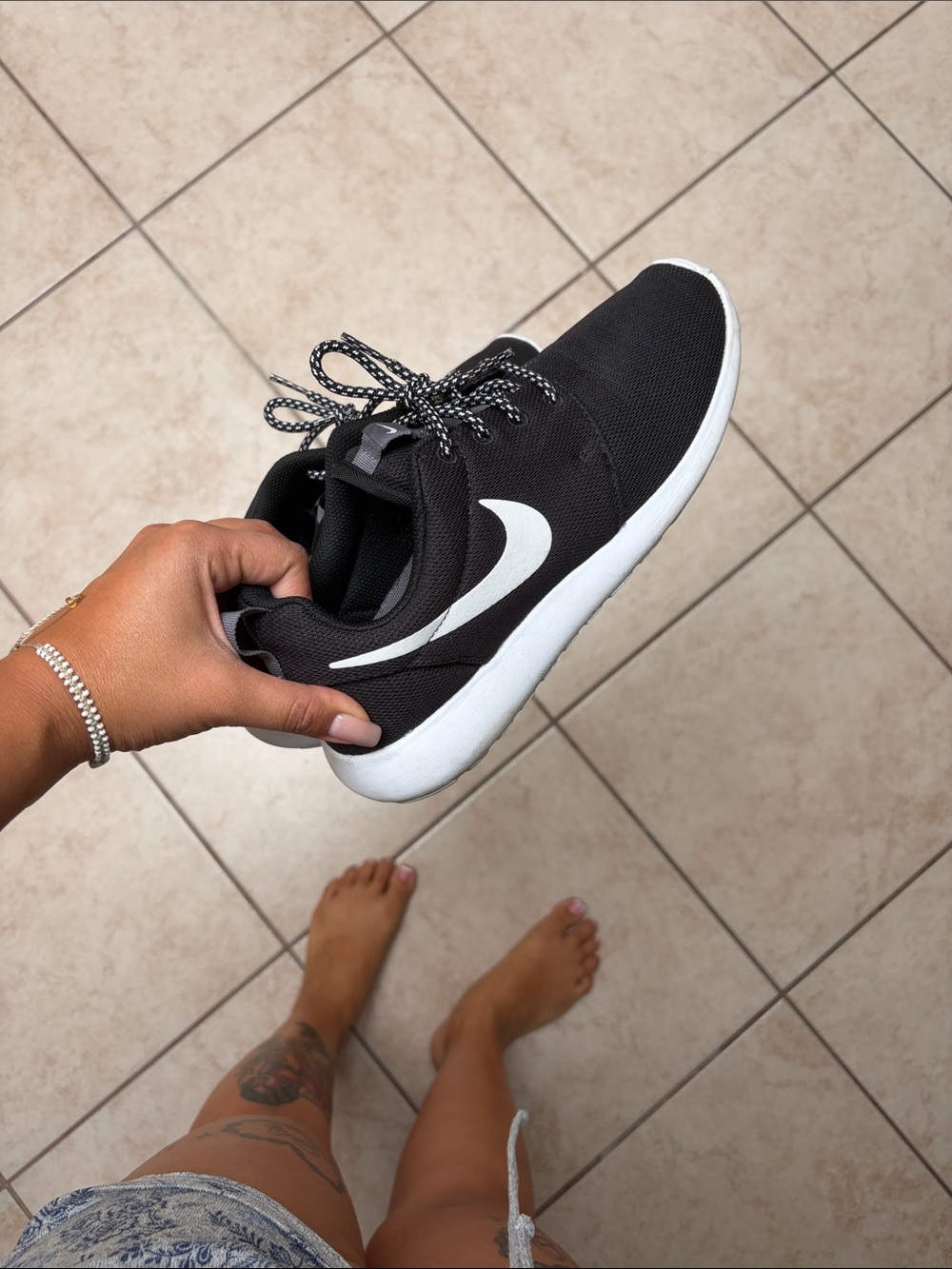 Nike Black and White Casual ROSHE Trainer - Iconic Swoosh